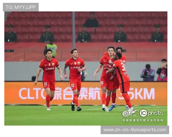 上海海港快速抢断后直线推进，整条通道瞬间被打穿